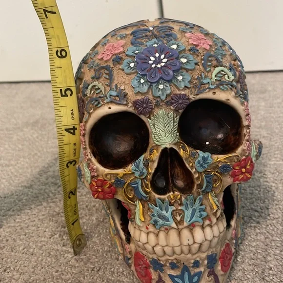 Skull calavera with flowers- 6.5” apprx height - Picture 6 of 6